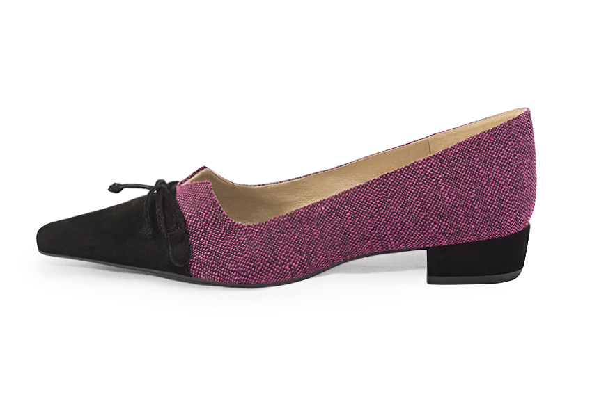Matt black and fuschia pink women's dress pumps, with a knot on the front. Tapered toe. Low block heels. Profile view - Florence KOOIJMAN